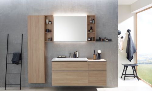 Zu sehen ist ein modernes Badezimmer mit Fokus auf einem hölzernen Wandschrank.