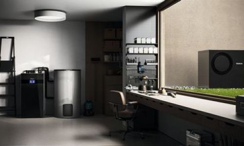 Zu sehen ist ein Keller in dem die Innenanlage einer Wärmepumpe steht. Der Keller hat ein sehr großes Fenster, außerhalb erkennt man die Außenanlage einer Wärmepumpe.